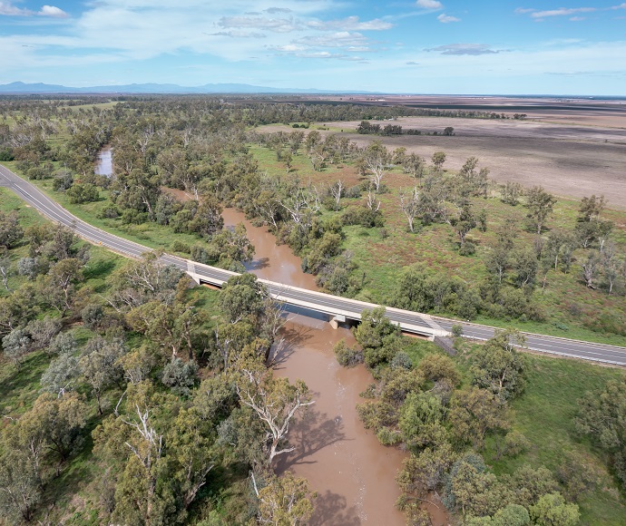 Bridge across the tree-lined Namoi River on Kamilaroi Highway, East of Wee Waa