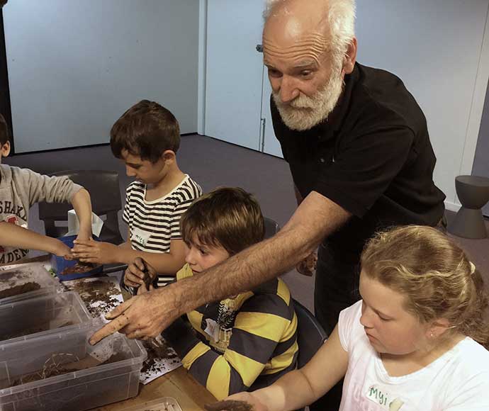 Soil Knowledge Network: member assisting student workshop at the Australian Museum