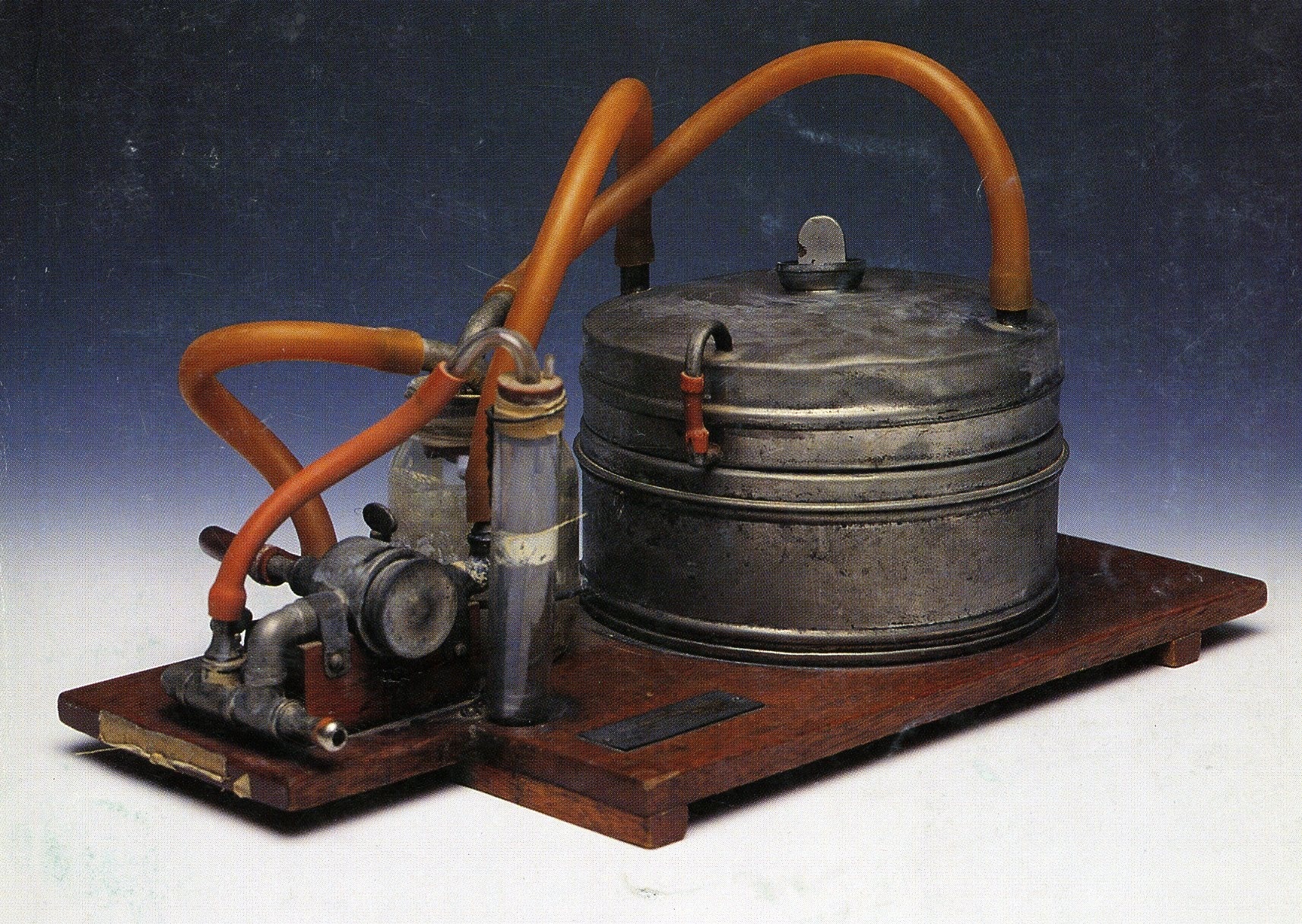 An insufflation anesthesia machine. From the collection of the Geoffrey Kaye Museum of Anaesthetic History. Photographer unknown.
