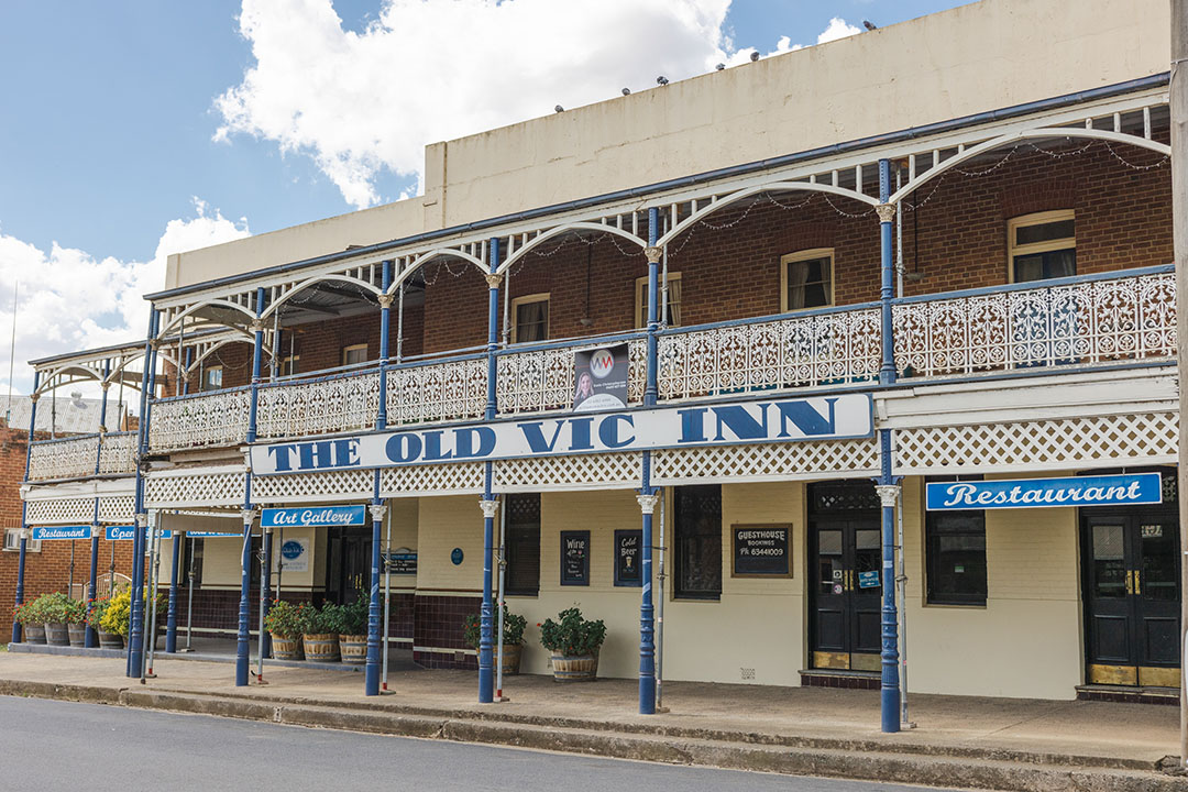 Photo of a two storey pub with a blue plaque.