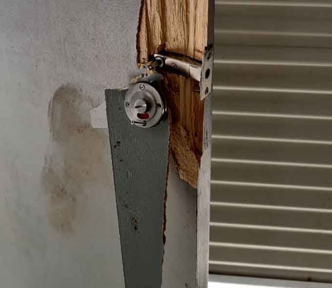 A broken door hadle